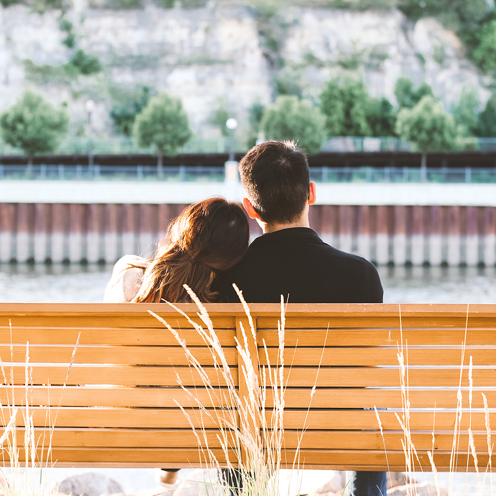 dating couple sitting on bench